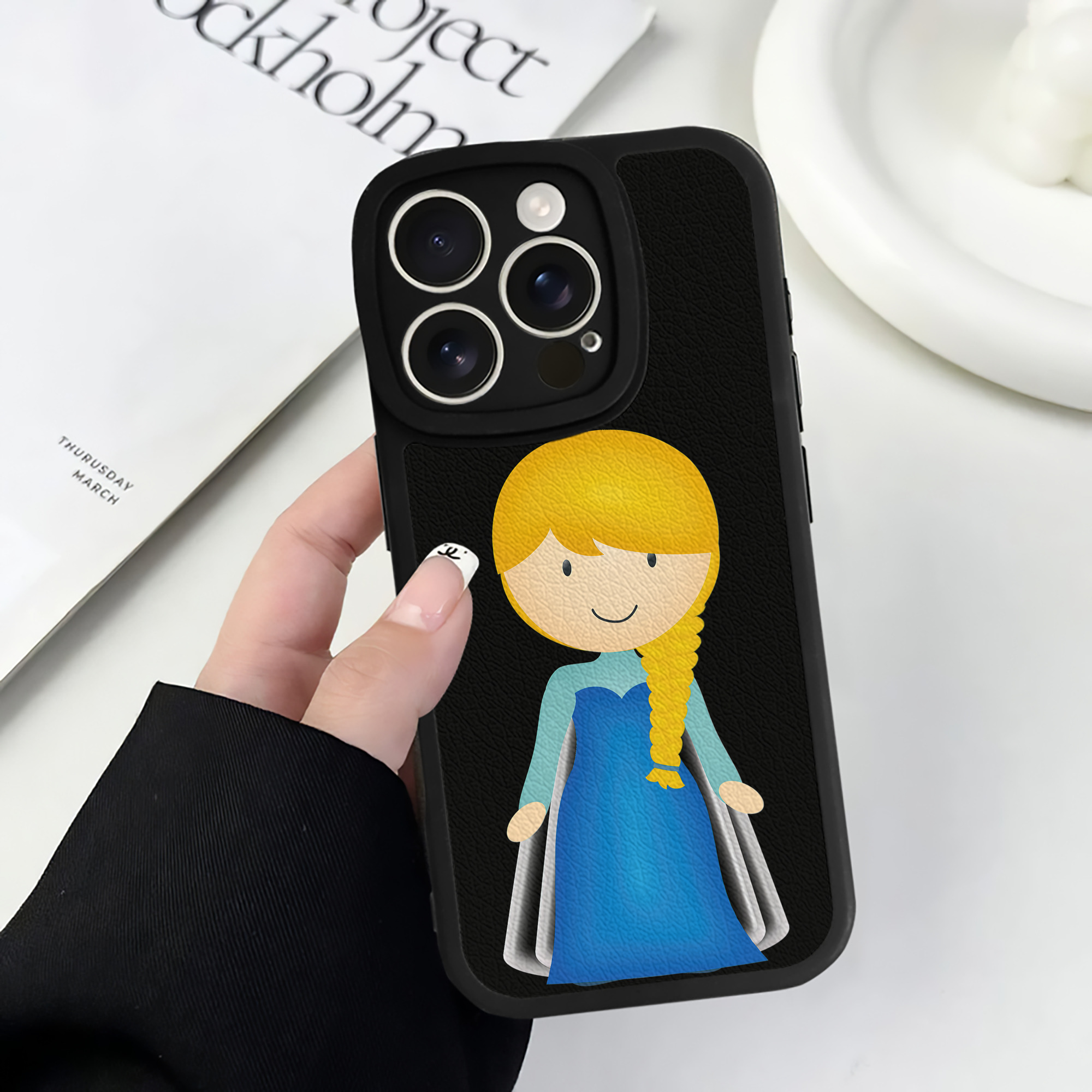 （画像用） アナと雪の女王 アンナ エルサ Frozen Anna Elsa 【iPhone 16シリーズ対応】シリコンスマホケース（レザー調） 材質：シリコン